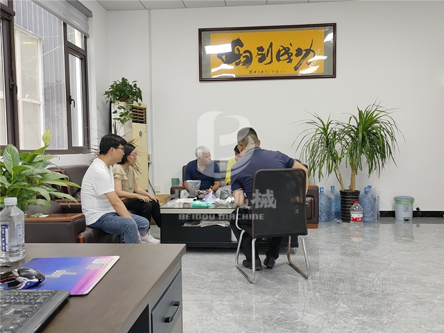 麻豆影音在线观看机械热情接待远道而来的印度客户