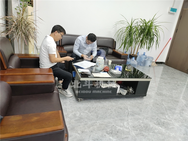 苏州客户慕名考察我厂竹木国产精品麻豆系列