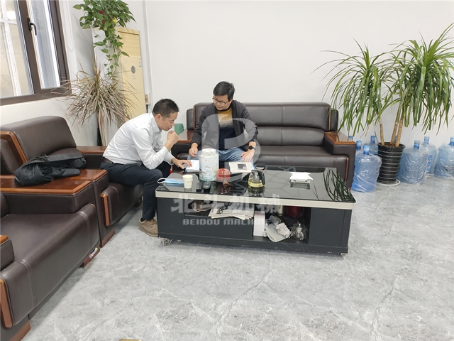 苏州客户走进麻豆影音在线观看机械,详细了解木材国产精品麻豆系列新工艺