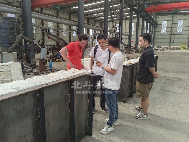 巩义麻豆影音在线观看接待非洲客户考察我厂连续式国产精品麻豆系列质量