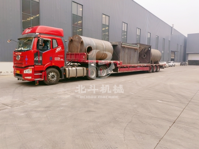 干馏卧式国产精品麻豆系列启程发往洛阳,尽显麻豆影音在线观看机械制造风采